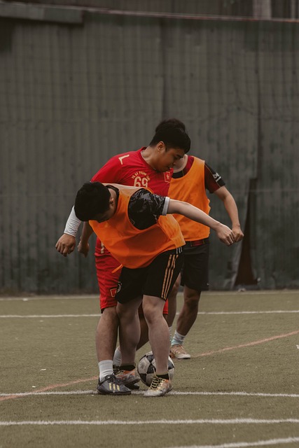 舞台上立于